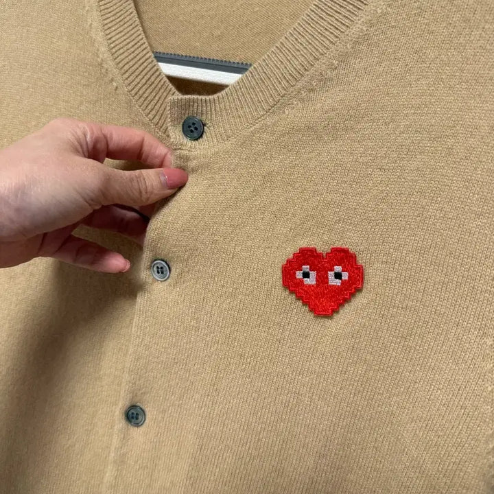 [BUNJANG] Comme des Garçons Pixel Red Heart Cardigan Beige S / 꼼데 픽셀레드하트 가디건 베이지 s