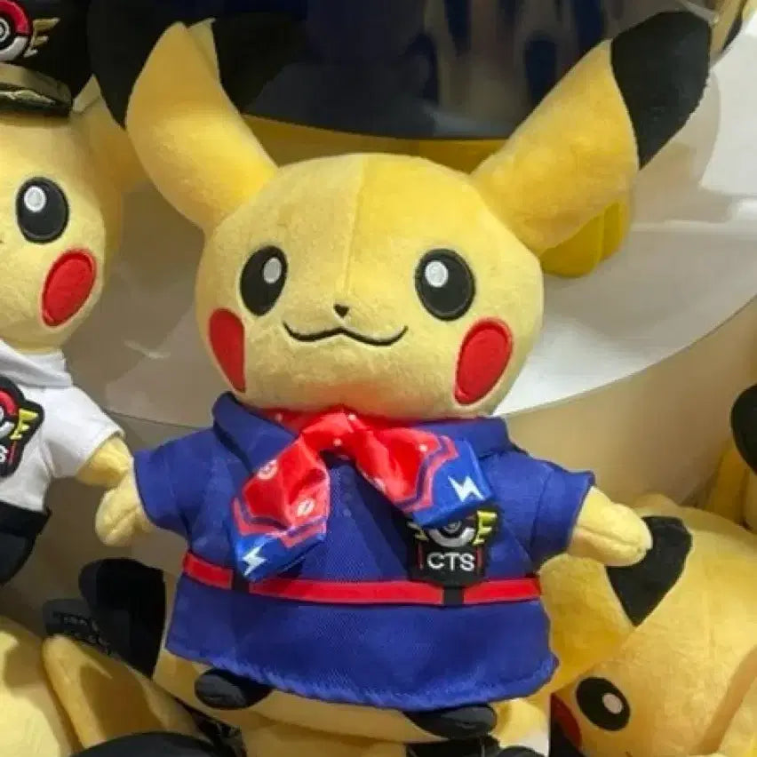 [BUNJANG] Sapporo Airport Flight Attendant Pikachu Keyring / 삿포로 공항 승무원 피카츄 키링