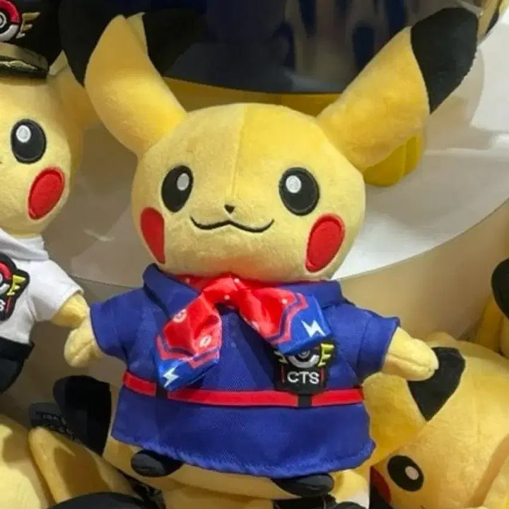 [BUNJANG] Sapporo Airport Flight Attendant Pikachu Keyring / 삿포로 공항 승무원 피카츄 키링