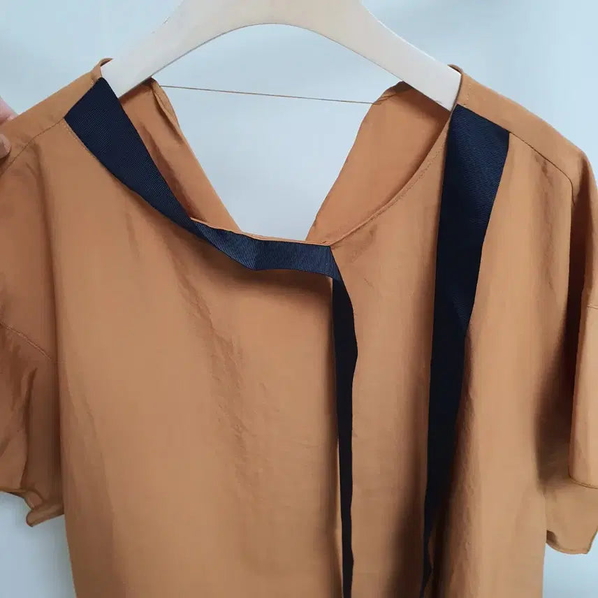 [BUNJANG] System Lettering Tie Short Sleeve Blouse / 한섬시스템 레터링 타이 반팔 블라우스