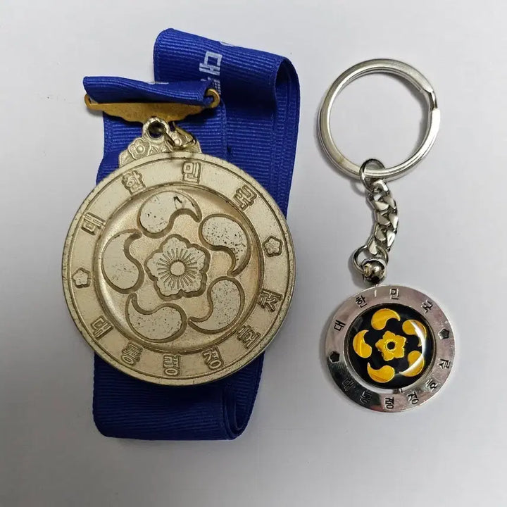 [BUNJANG] Presidential Security Service Medal &amp; Keychain Set / 대통령경호처 메달 + 대통령경호실 열쇠고리