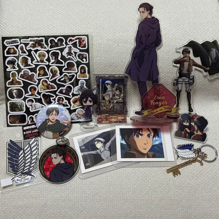 [BUNJANG] Attack on Titan Poster, Keychain, Acrylic Sticker Bundle Set / 진격의 거인 포스터 키링 아크릴 스티커 일괄 판매