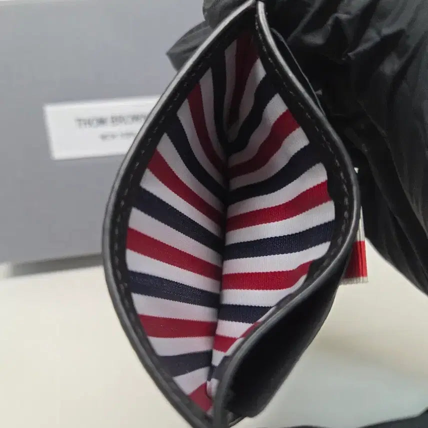 [BUNJANG] Thom Browne Pebble Grain Leather Card Wallet with Tricolor Stripe Logo / [정품]톰브라운 지갑