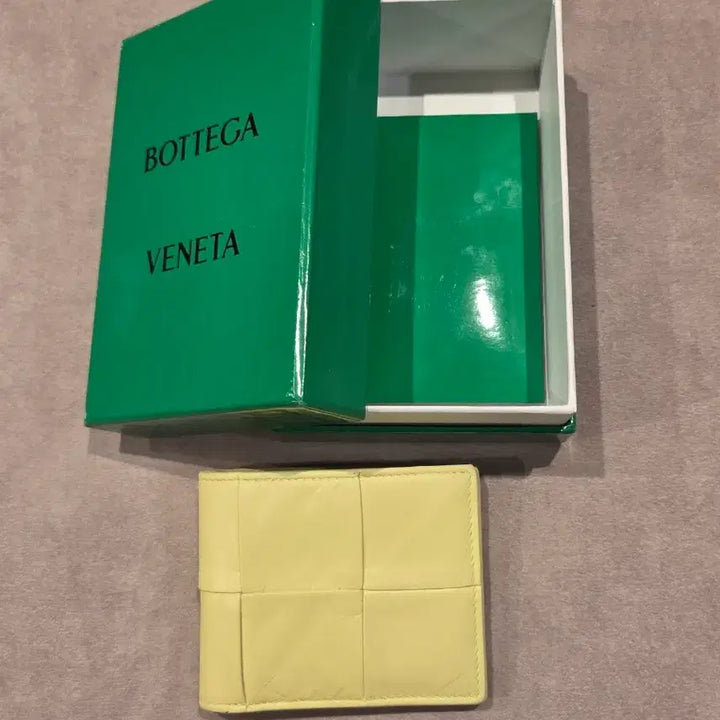 [BUNJANG] Bottega Veneta Cassette Intrecciato Bi-fold Wallet Lemon Yellow / [정품] 보테가 베네타 카세트 인트레치아토 반지갑 (레몬 옐로우)