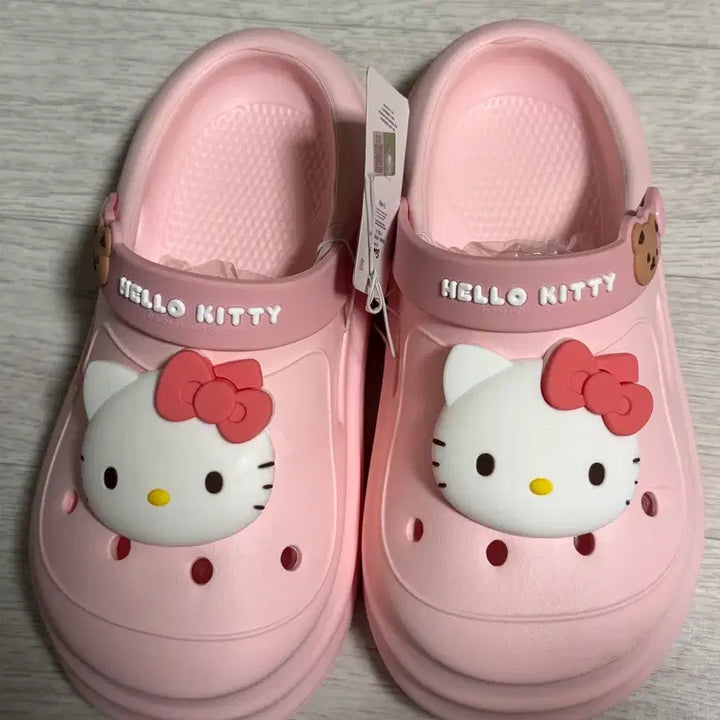 [BUNJANG] Sanrio Hello Kitty Pink Crocs Sandals / 산리오 헬로키티 핑크 크록스 샌들 슬리퍼