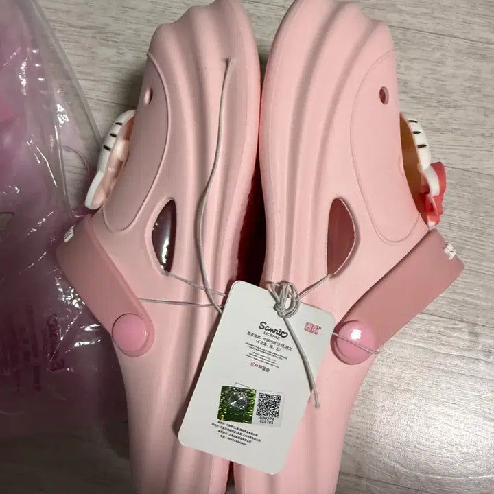 [BUNJANG] Sanrio Hello Kitty Pink Crocs Sandals / 산리오 헬로키티 핑크 크록스 샌들 슬리퍼