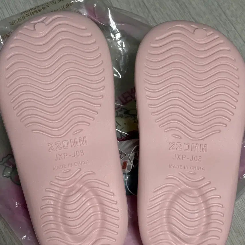 [BUNJANG] Sanrio Hello Kitty Pink Crocs Sandals / 산리오 헬로키티 핑크 크록스 샌들 슬리퍼