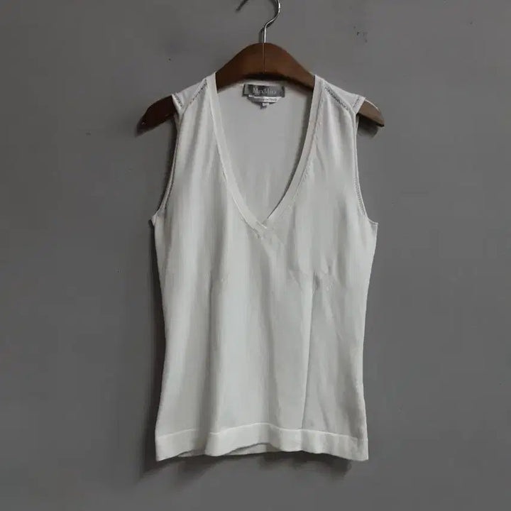 [BUNJANG] Max Mara White V-Neck Sleeveless Knit Top / 막스마라 화이트 V넥 민소매 니트 100