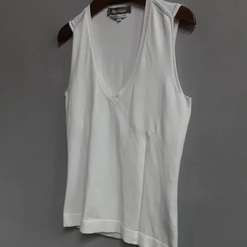 [BUNJANG] Max Mara White V-Neck Sleeveless Knit Top / 막스마라 화이트 V넥 민소매 니트 100