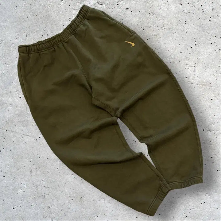 [BUNJANG] Nike x Billie Eilish Olive Swoosh Training Pants (L) / [L] 나이키 빌리아일리쉬 스우시 올리브 트레이닝 바지 팬츠 E37