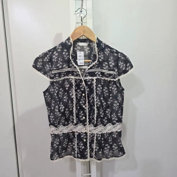 [BUNJANG] CC Club Flower Lace Short Sleeve Blouse / CC club 플라워 레이스 반팔 블라우스