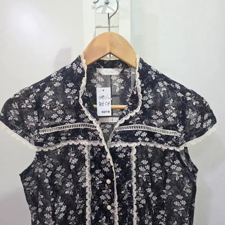 [BUNJANG] CC Club Flower Lace Short Sleeve Blouse / CC club 플라워 레이스 반팔 블라우스