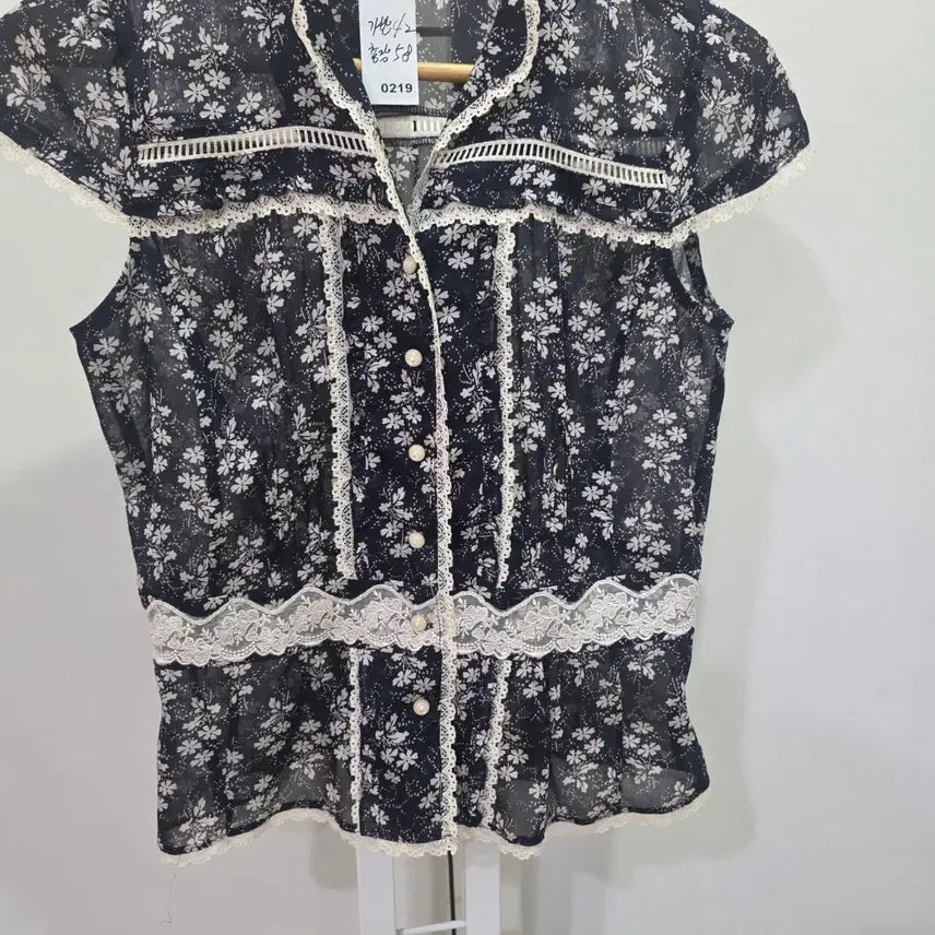 [BUNJANG] CC Club Flower Lace Short Sleeve Blouse / CC club 플라워 레이스 반팔 블라우스