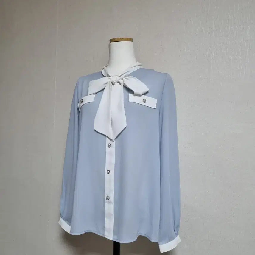 [BUNJANG] Blue and White Ribbon Blouse with Pearl Embellishments / BL262 배색 진주 장식 리본 블라우스