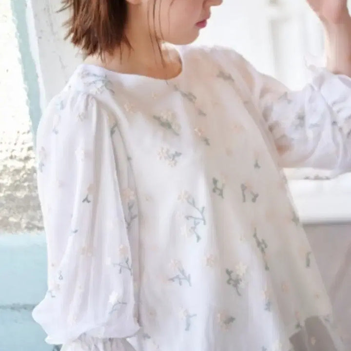 [BUNJANG] Lace Embroidered Blouse / 레이스자수블라우스
