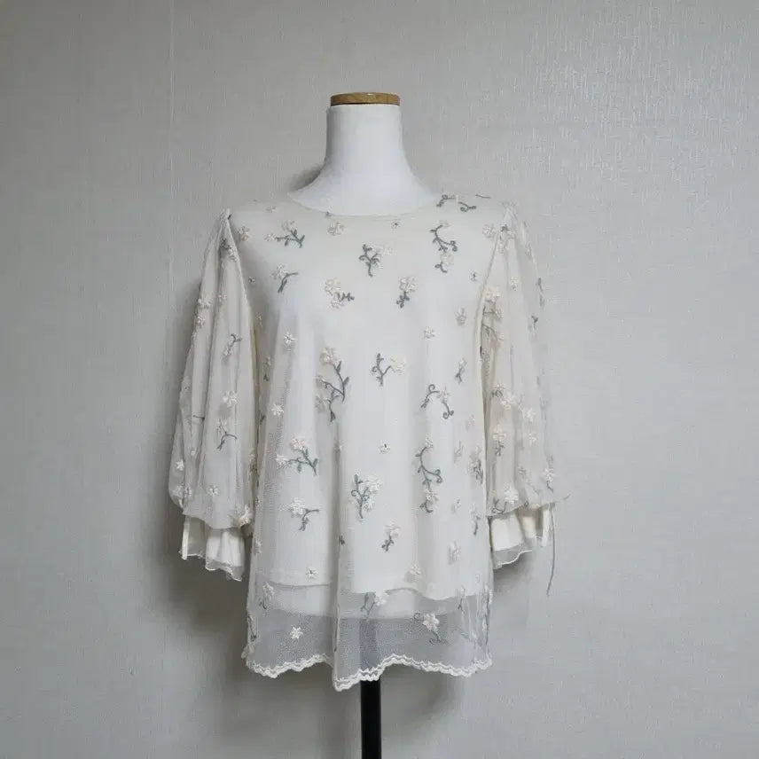 [BUNJANG] Lace Embroidered Blouse / 레이스자수블라우스