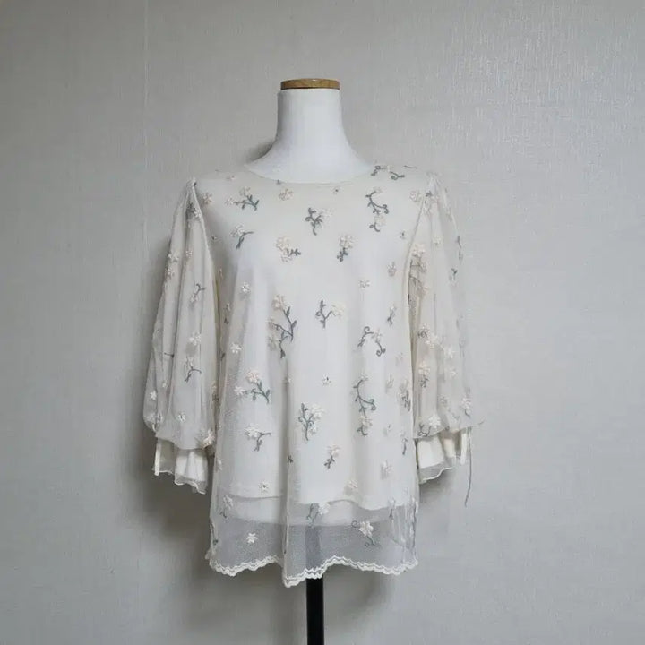 [BUNJANG] Lace Embroidered Blouse / 레이스자수블라우스