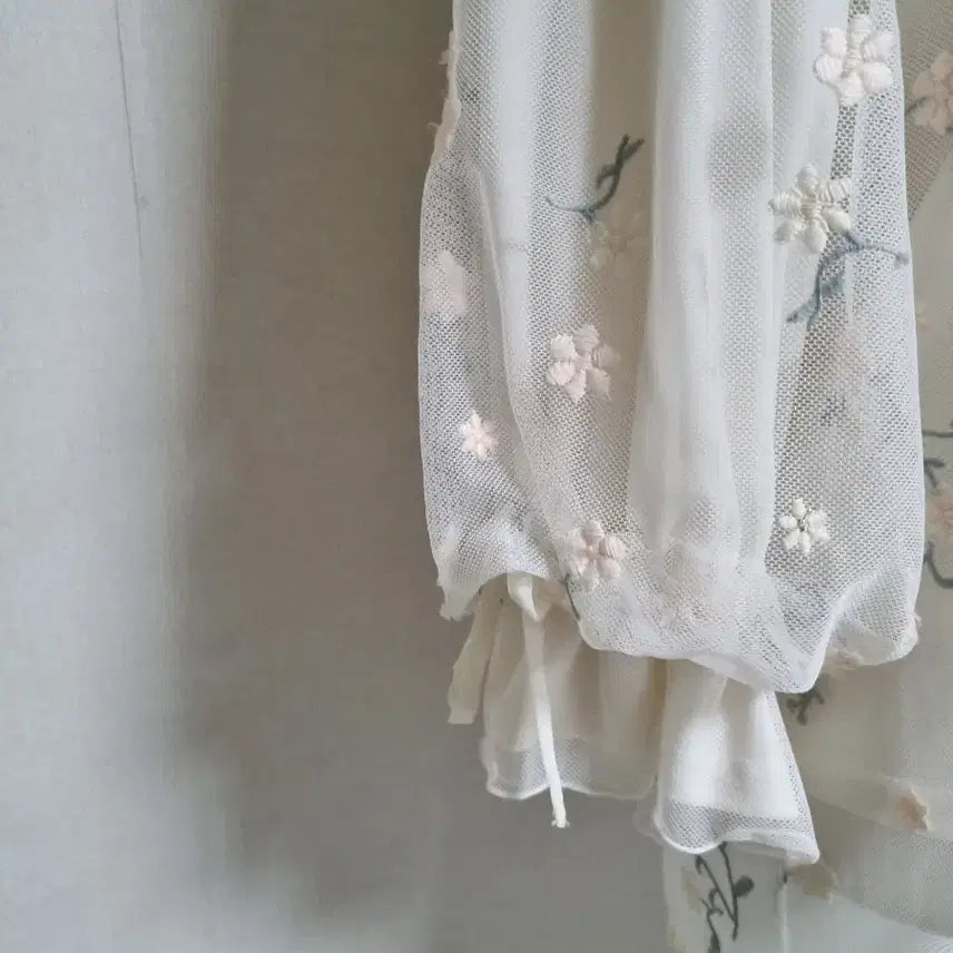 [BUNJANG] Lace Embroidered Blouse / 레이스자수블라우스