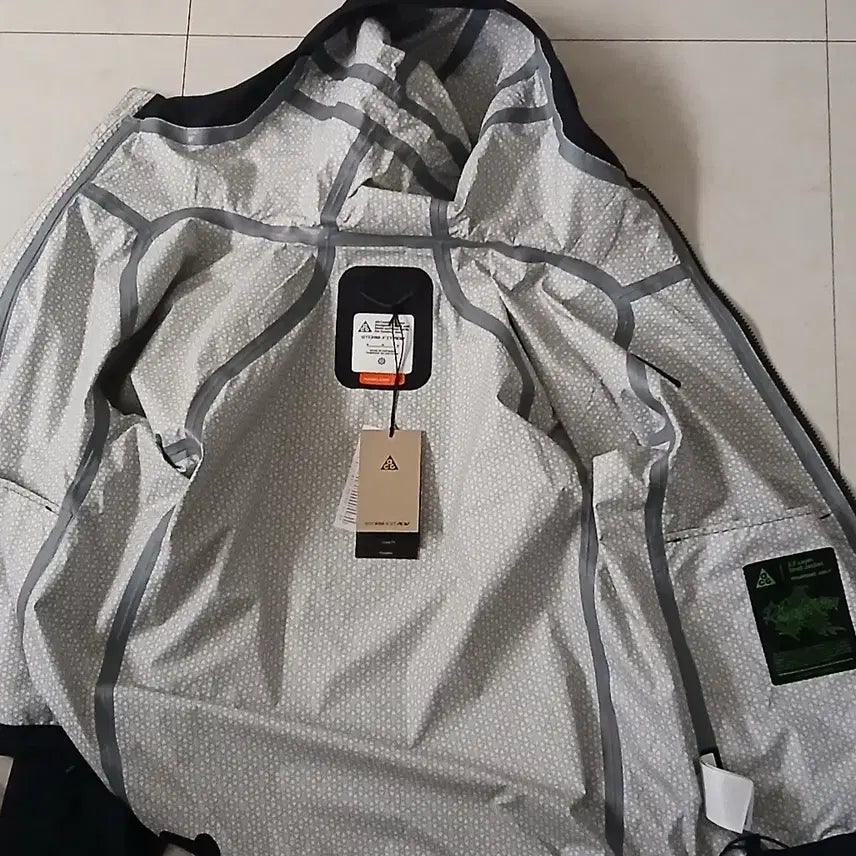[BUNJANG] Nike ACG Fantasma Storm-FIT ADV Windbreaker Jacket / 나이키 ACG 판타즈마 스톰핏 ADV 바람막이 블랙 서밋 화이트