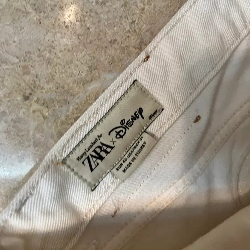 [BUNJANG] ZARA JAPAN Disney Collaboration White Bootcut Denim Jeans / 자라재팬 디즈니 콜라보 부츠컷화이트데님