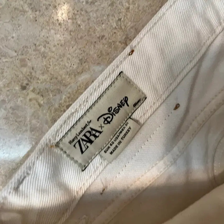 [BUNJANG] ZARA JAPAN Disney Collaboration White Bootcut Denim Jeans / 자라재팬 디즈니 콜라보 부츠컷화이트데님