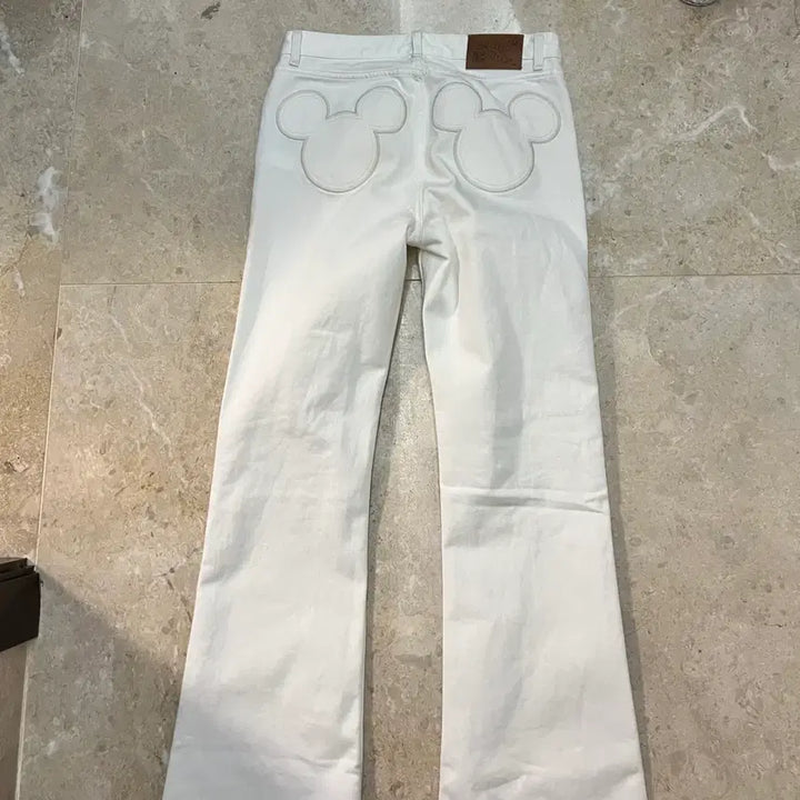 [BUNJANG] ZARA JAPAN Disney Collaboration White Bootcut Denim Jeans / 자라재팬 디즈니 콜라보 부츠컷화이트데님