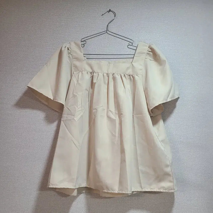 [BUNJANG] Light Beige Puff Short Sleeve Blouse / 연베이지 퍼프 반팔 블라우스