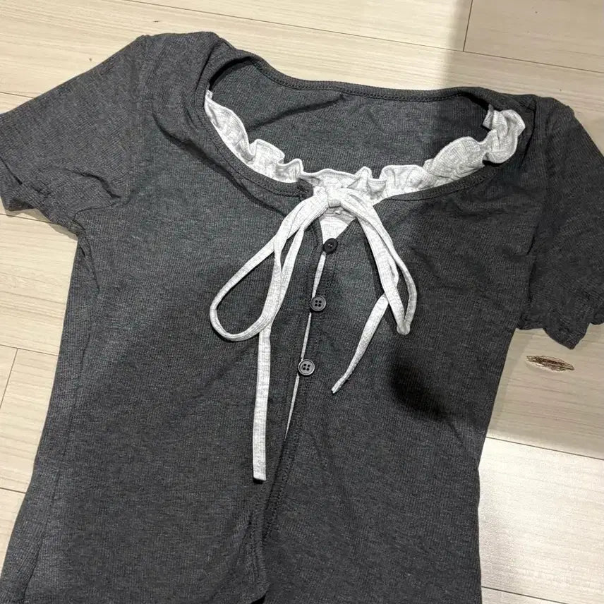 [BUNJANG] Abley Lace Ribbon Frill Short Sleeve T-Shirt - Grey / 에이블리 보세 레이스 리본프릴 그레이 반팔
