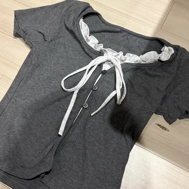 [BUNJANG] Abley Lace Ribbon Frill Short Sleeve T-Shirt - Grey / 에이블리 보세 레이스 리본프릴 그레이 반팔