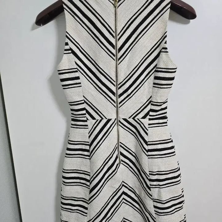 [BUNJANG] H&amp;M Cream Black Stripe Midi Dress Size EUR 34 / H&amp;M 크림 블랙 스트라이프 원피스 44-마른55