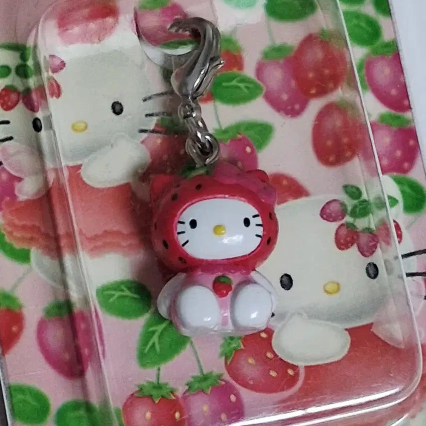 [BUNJANG] Strawberry Bear Ichigo Gocchiki Classic Keychain Strap / 키티스트랩 딸기곰 이치고 고치기 고전 키링