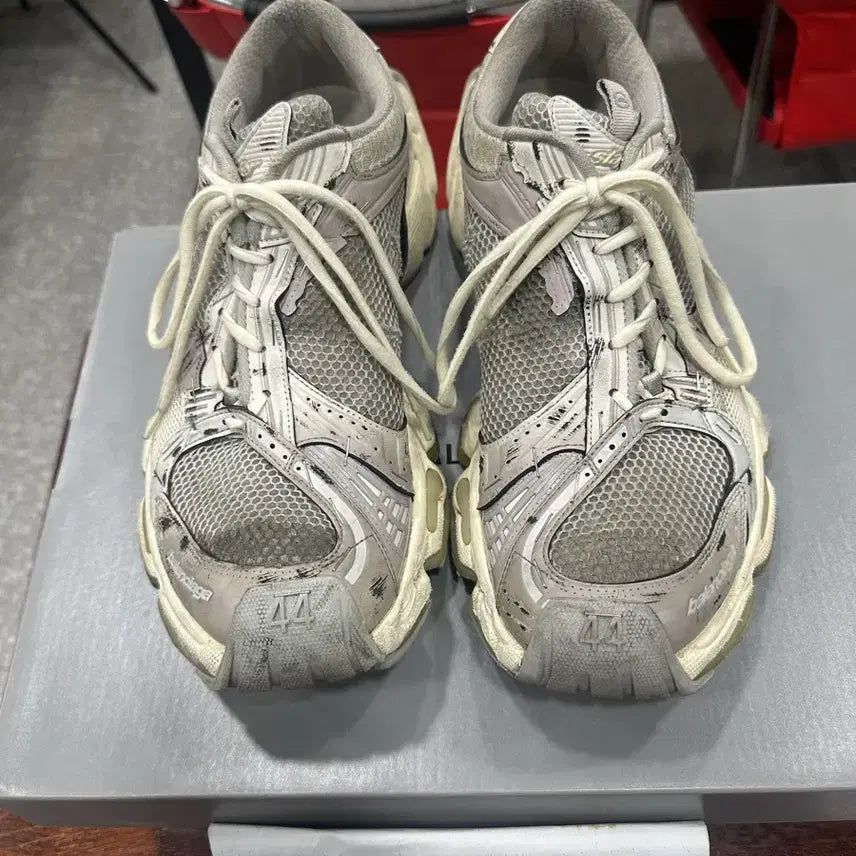 [BUNJANG] Balenciaga Staple Eggshell Sneakers / 발렌시아가 스테이플러 에그쉘 44