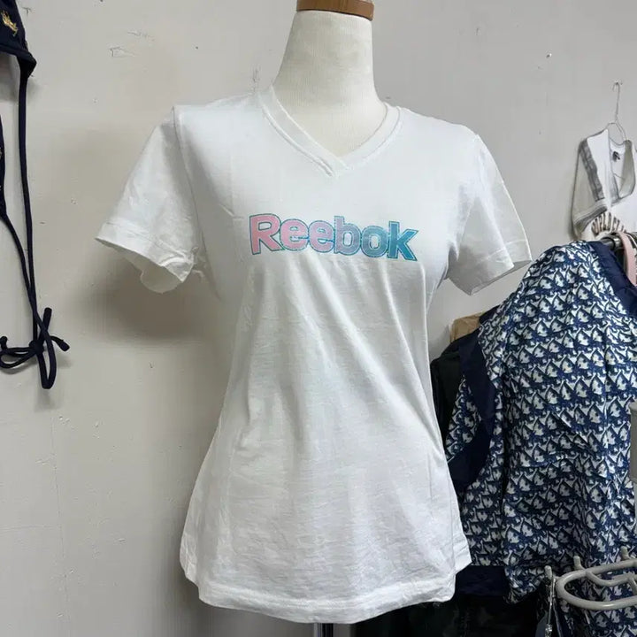 [BUNJANG] Reebok Glitter Logo V-Neck T-Shirt / 리복 reebok 글리터로고 브이넥 티셔츠