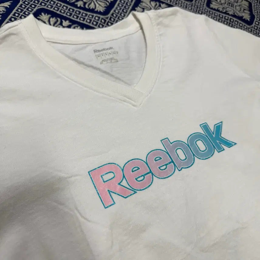 [BUNJANG] Reebok Glitter Logo V-Neck T-Shirt / 리복 reebok 글리터로고 브이넥 티셔츠