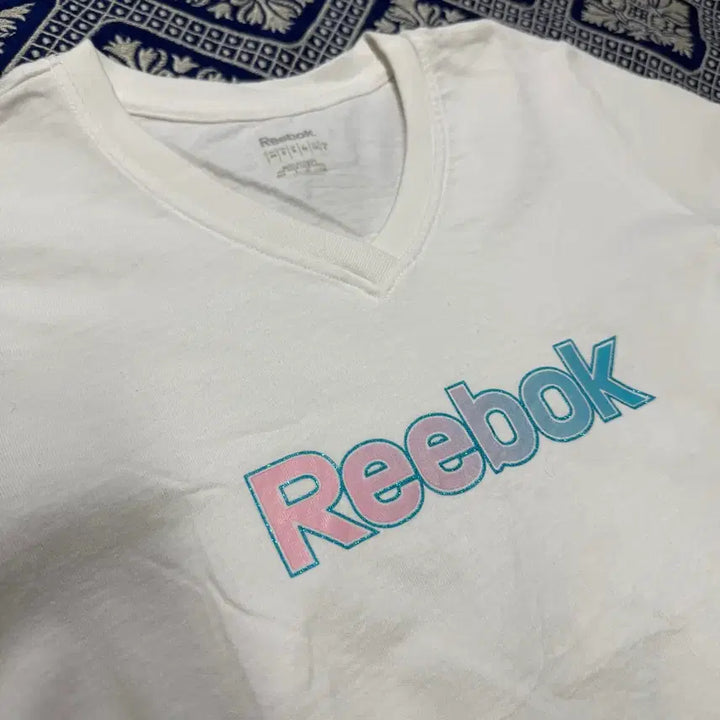 [BUNJANG] Reebok Glitter Logo V-Neck T-Shirt / 리복 reebok 글리터로고 브이넥 티셔츠