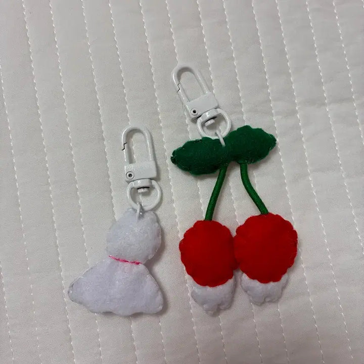 [BUNJANG] Donnery Felt Cat Ghost Cherry Keychain / 도너리 펠트 키링 고양이유령 체리