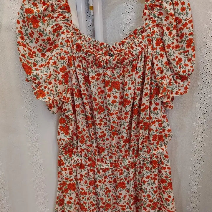 [BUNJANG] Red Floral Off-Shoulder Blouse / 플라워 오프숄더 블라우스 레드 꽃무늬