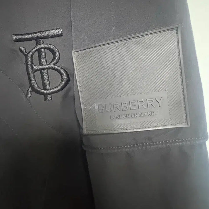 [BUNJANG] Burberry TB Logo Windbreaker / 버버리 tb로고 윈드브레이커 바람막이