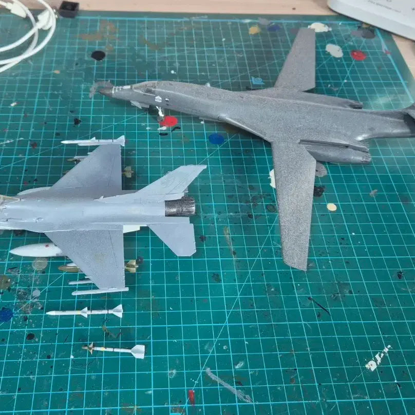 [BUNJANG] Academy Science 1/72 F-16C Falcon &amp; 1/144 B-1B Lancer Painted Models / 아카데미과학 1/72,144 에어로 도색작