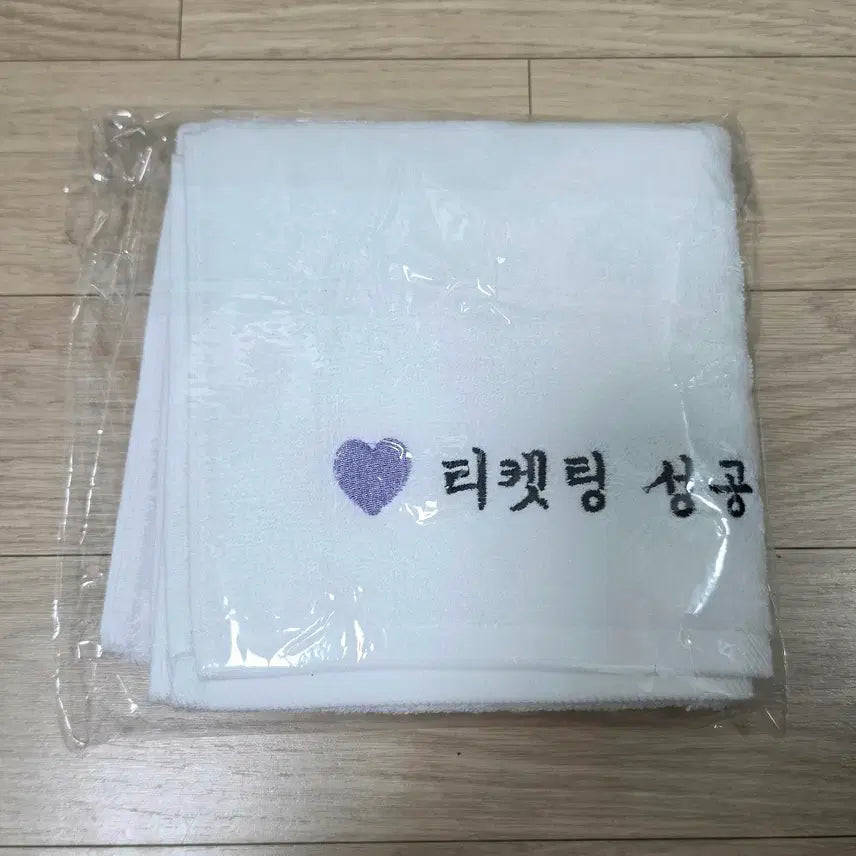[BUNJANG] BTS Jin Dal-seokcon Run Jin Ami Gift Towel / (새상품) BTS 방탄 석진 달석콘 런석진 아미기프트 수건