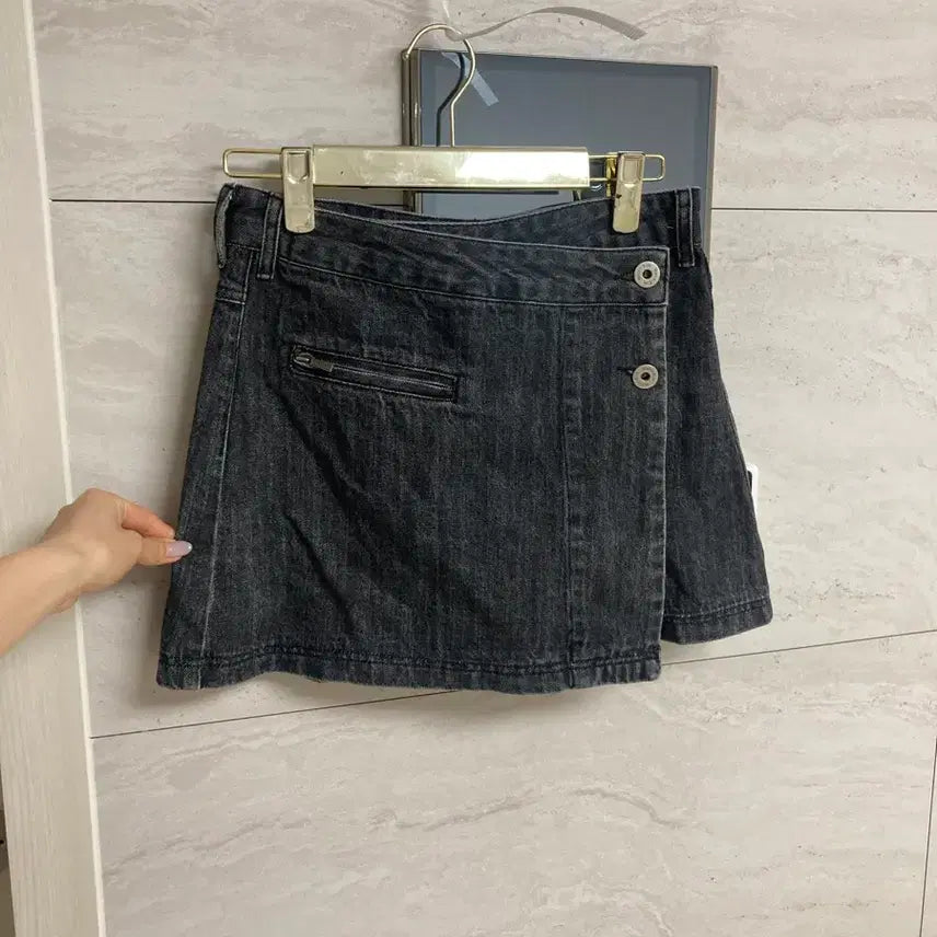 [BUNJANG] Matin Kim Black Denim Mini Skirt (Size 55) / 마뗑킴 데님 스커트55