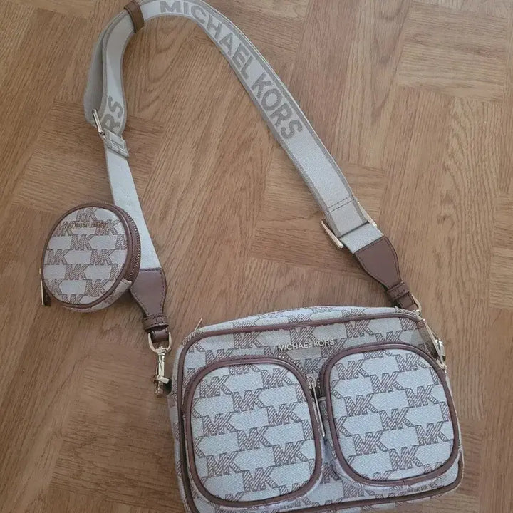 [BUNJANG] Michael Kors Ivory Logo Crossbody Bag with Detachable Mini Wallet / 마이클코어스 크로스백