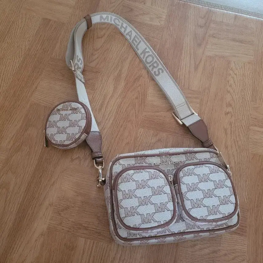 [BUNJANG] Michael Kors Ivory Logo Crossbody Bag with Detachable Mini Wallet / 마이클코어스 크로스백