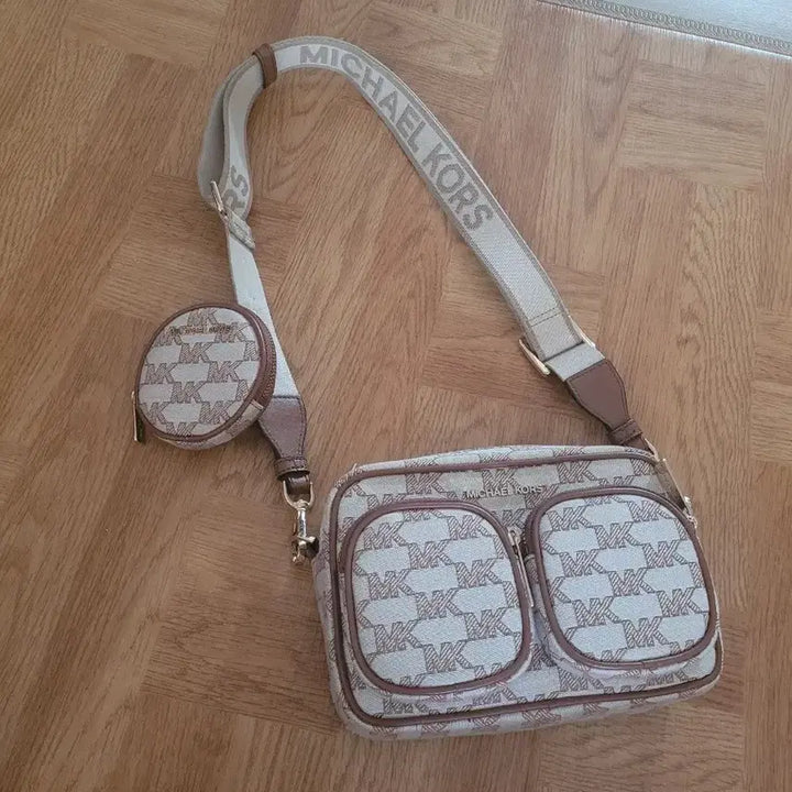 [BUNJANG] Michael Kors Ivory Logo Crossbody Bag with Detachable Mini Wallet / 마이클코어스 크로스백