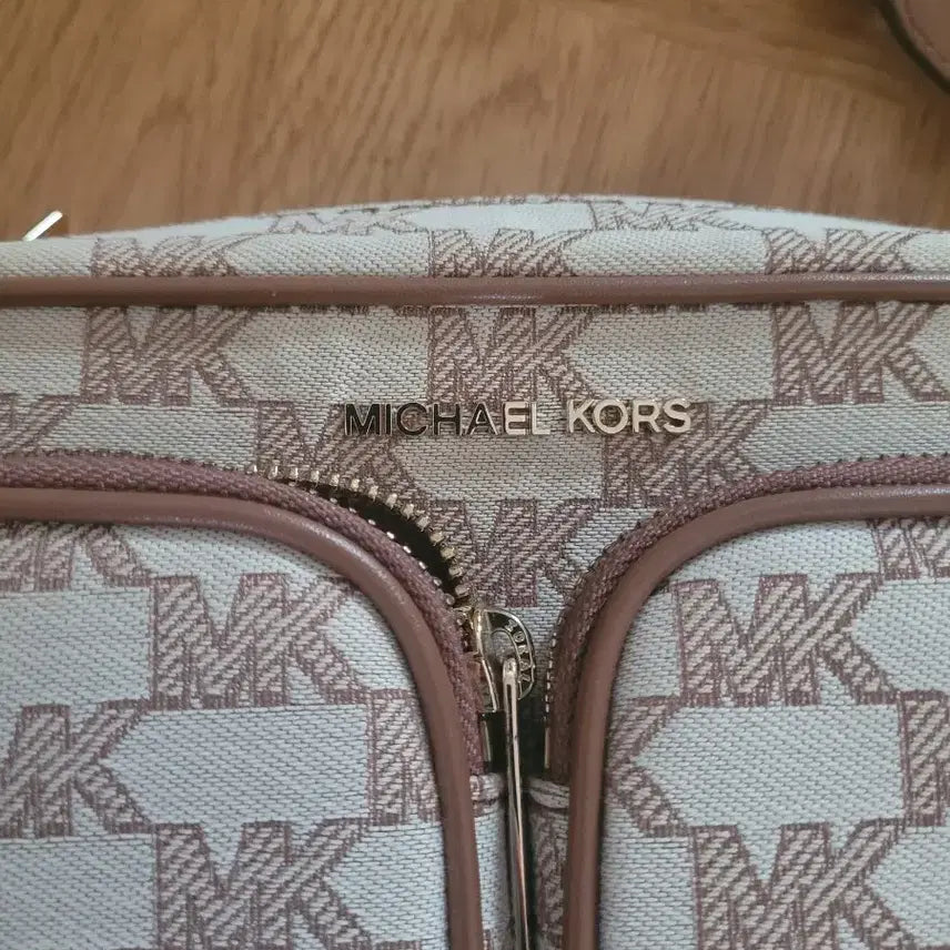 [BUNJANG] Michael Kors Ivory Logo Crossbody Bag with Detachable Mini Wallet / 마이클코어스 크로스백