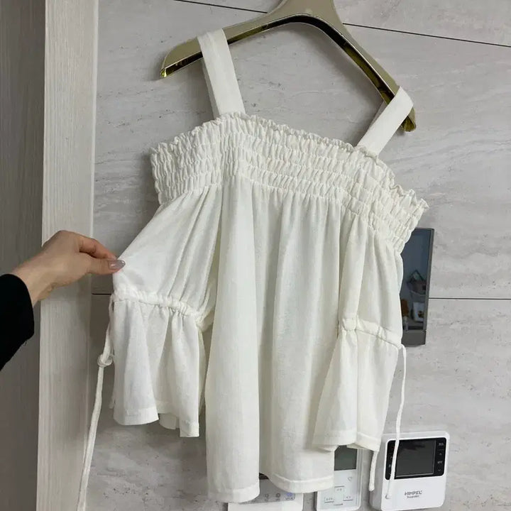 [BUNJANG] White Shirring Blouse Free Size / 화이트 셔링 블라우스 끈 free 수입