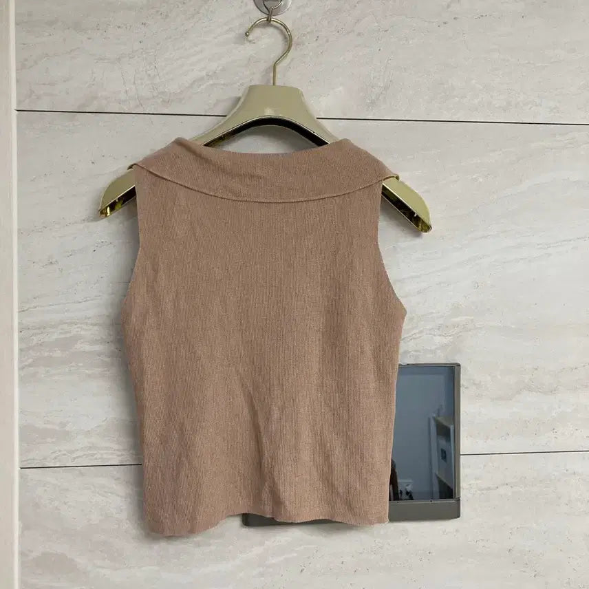 [BUNJANG] Beige V-Neck Knit Sleeveless Top / 베이지색 브이넥 니트 슬리브리스