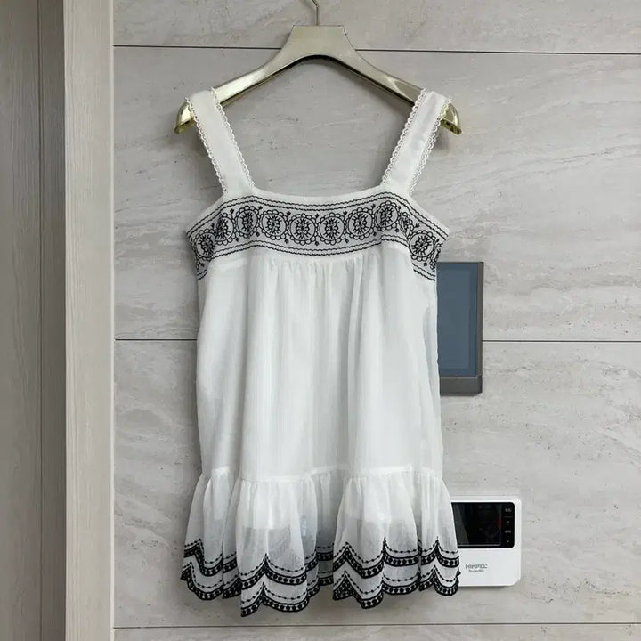 [BUNJANG] White Black Embroidery Sleeveless Blouse / 화이트 블랙 자수 캉캉 민소매 블라우스