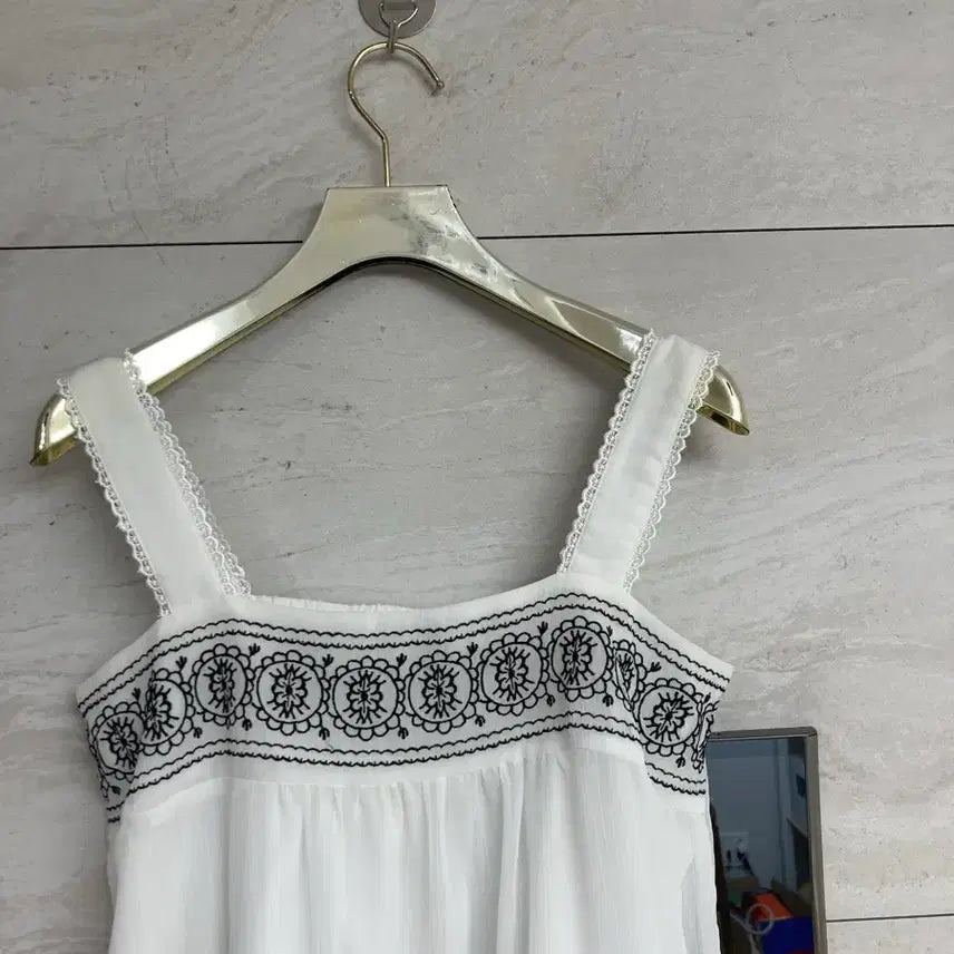[BUNJANG] White Black Embroidery Sleeveless Blouse / 화이트 블랙 자수 캉캉 민소매 블라우스