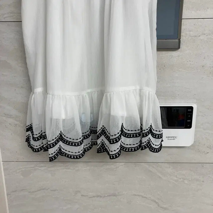 [BUNJANG] White Black Embroidery Sleeveless Blouse / 화이트 블랙 자수 캉캉 민소매 블라우스